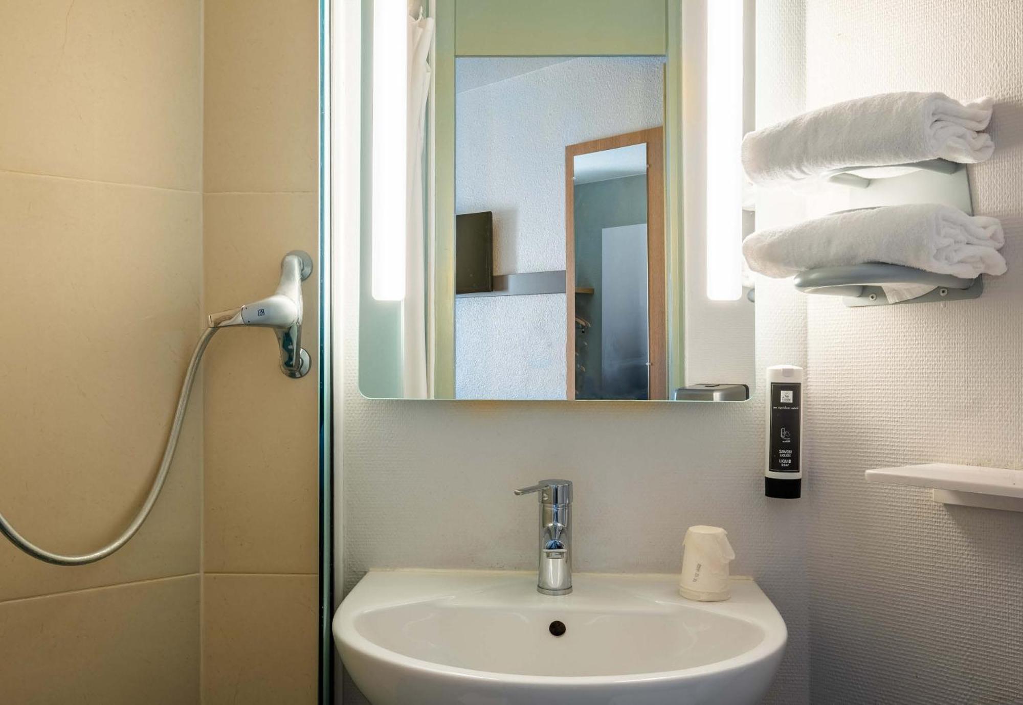 B&B Hotel Annecy Argonay Bagian luar foto
