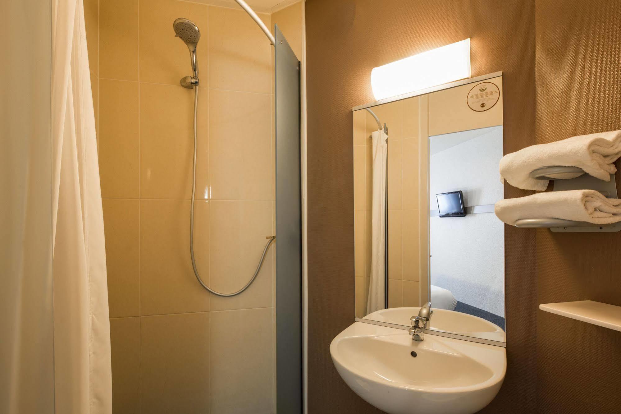 B&B Hotel Annecy Argonay Bagian luar foto